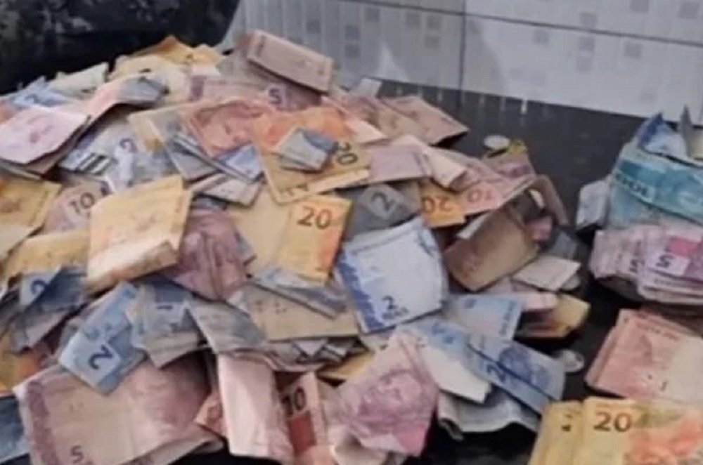 Ladrão rouba carro de padre, acha R$ 23 mil e distribui dinheiro na rua