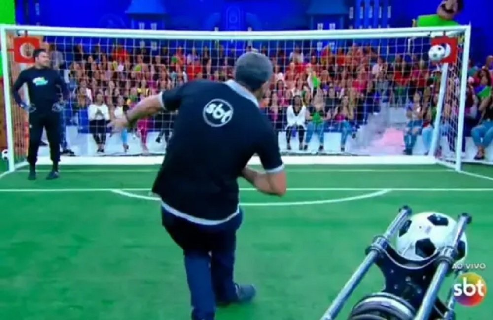Funcionário do SBT acerta chute no ângulo, ganha R$ 100 mil de Ratinho e decide dividir com colega
