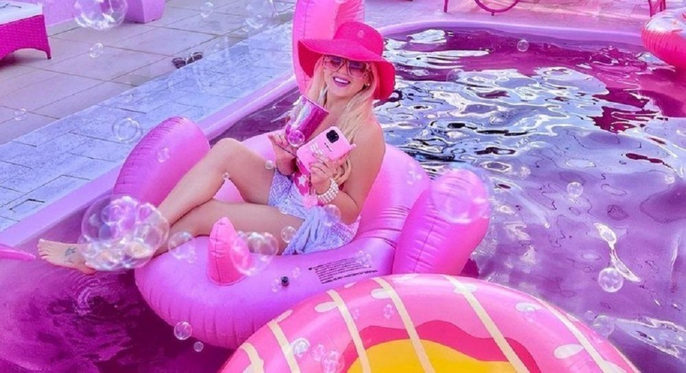 Influência de Hollywood e casa rosa: Bruna Barbie faz sucesso no TikTok com ‘rotina de boneca’
