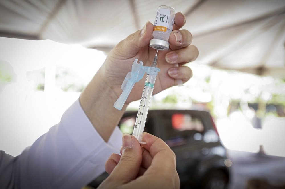 Seis unidades básicas de saúde vacinam contra covid neste sábado (9)