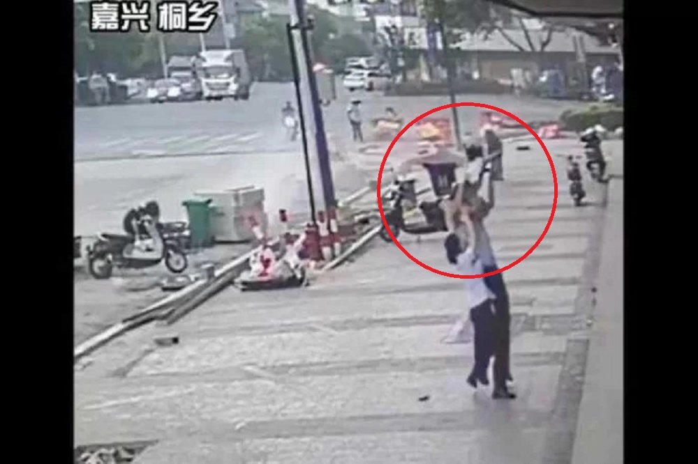 Criança cai do 6º andar de prédio e é salva por homem que passava na rua