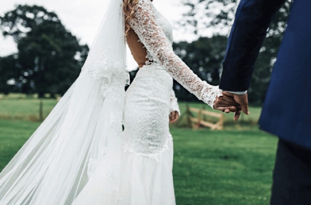 Mãe se vinga por não ter sido convidada ao casamento da filha e se casa no mesmo dia