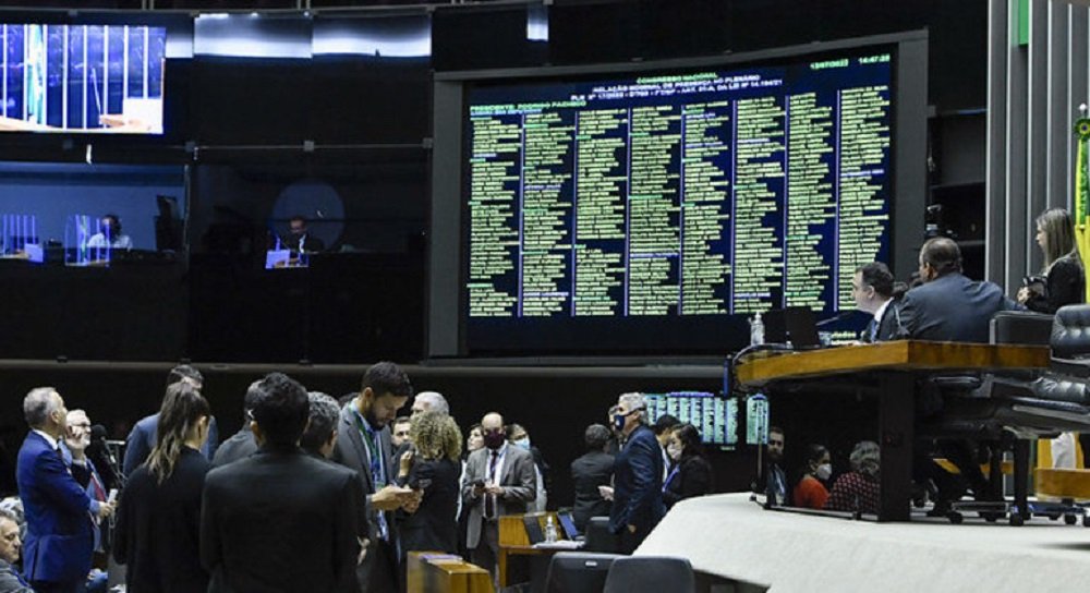 Proposta que amplia Auxílio Brasil para R$ 600 e dobra valor do Auxílio Gás é aprovada em 1º turno