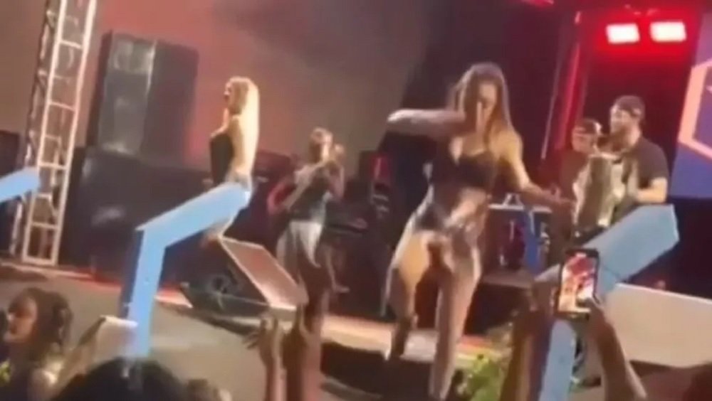 VÍDEO -Vocalista da banda Forró dos Plays tranquiliza fãs após queda no palco