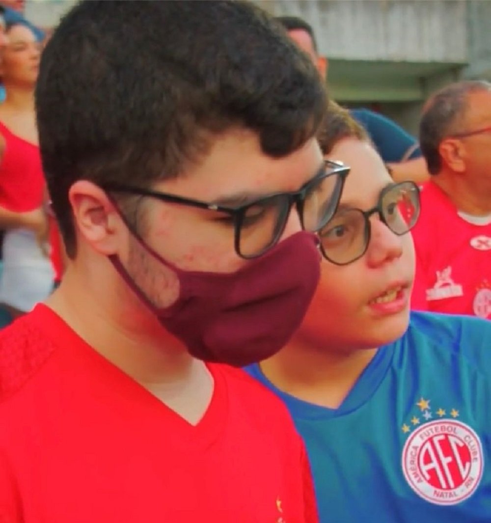 EMOCIONANTE: Menino narra e comenta jogos do América no estádio para amigo com deficiência visual; VEJA VÍDEO