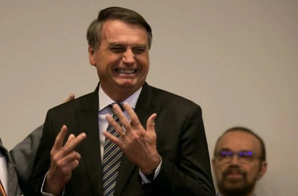 Bolsonaro sanciona piso salarial de R$ 4,7 mil para enfermeiros