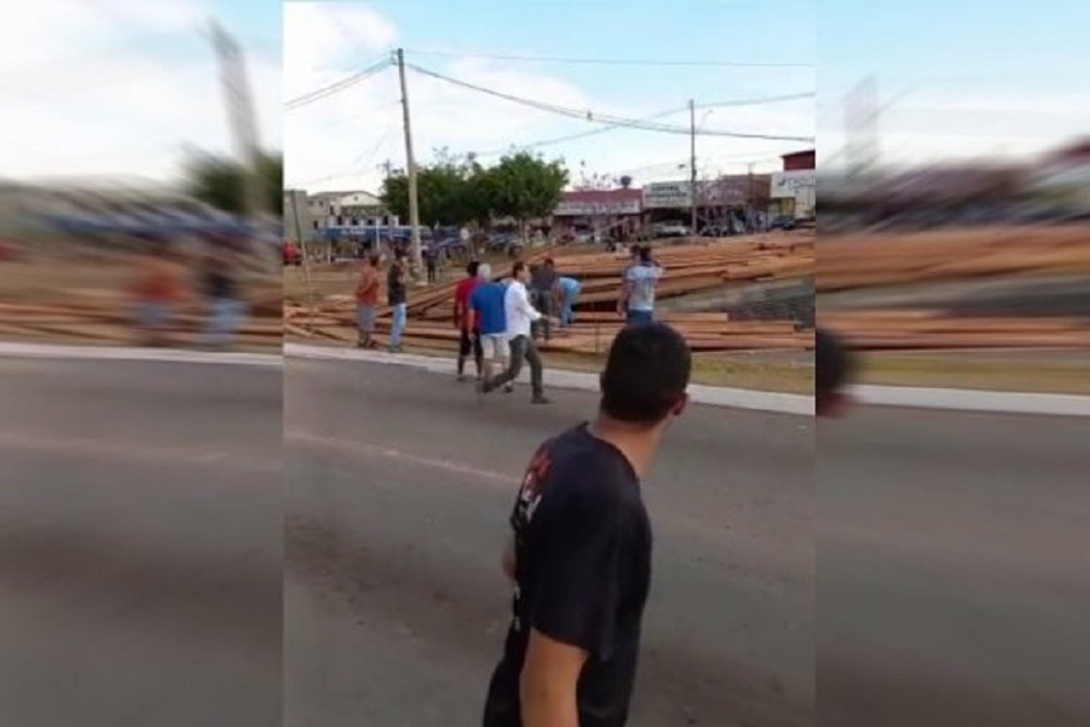 Carreta desgovernada desce avenida, atinge 7 carros e deixa 3 feridos