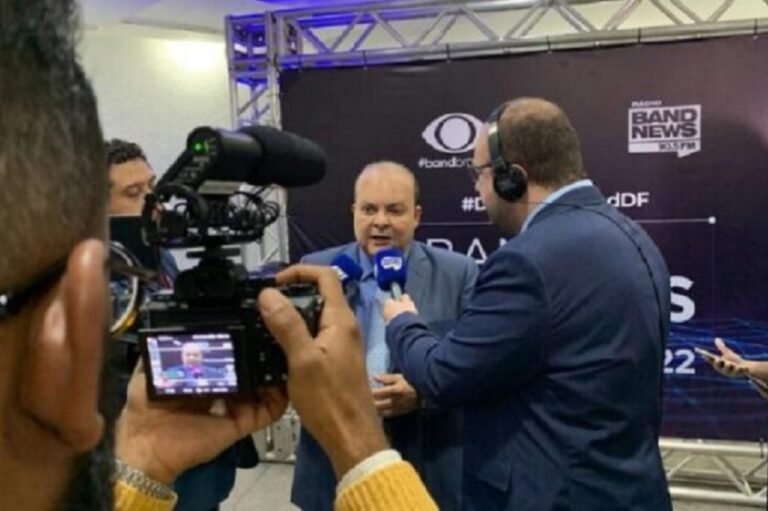 Debate-na-Band-adversarios-de-Ibaneis-se-mostram-fracos-e-sem-propostas-radardf-768x432-1-696x392
