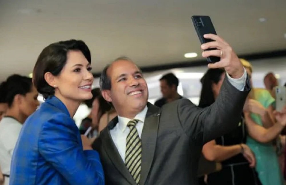 Libras: ex-intérprete de Bolsonaro quer levar pauta de Michelle para a Câmara