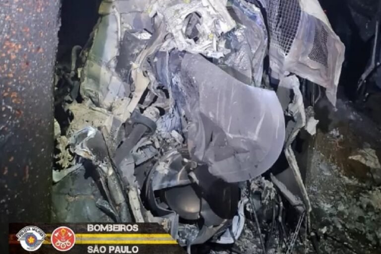 Helicóptero cai na Zona Norte de SP, e duas pessoas morrem