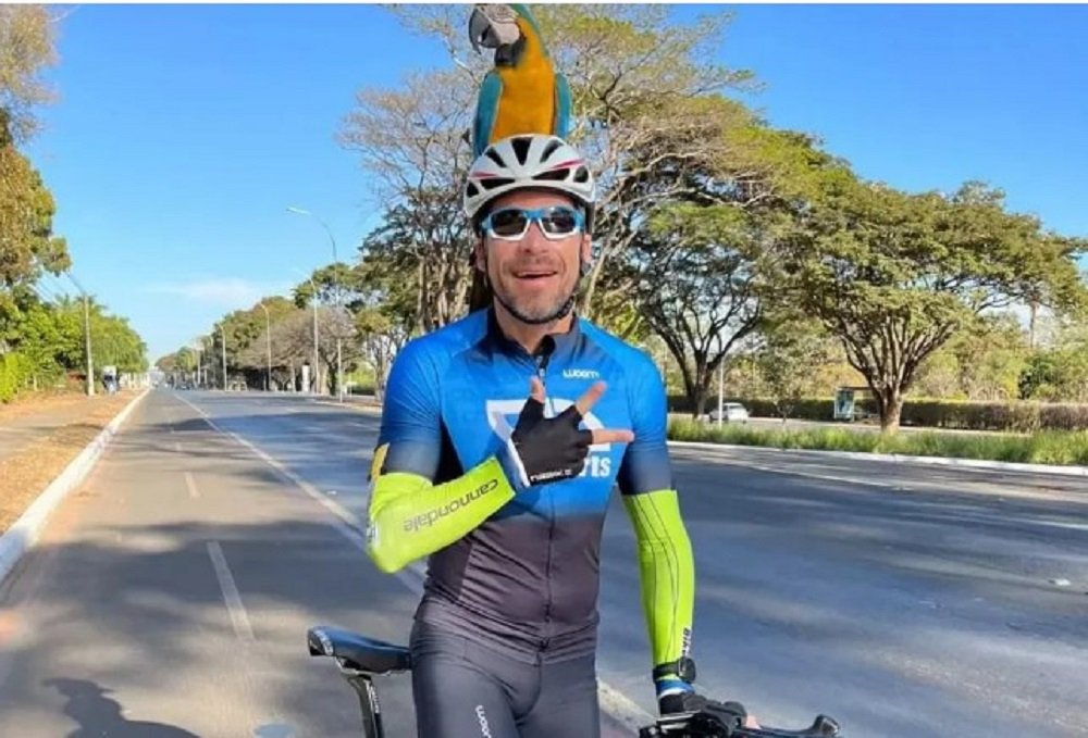 VÍDEO: arara pousa em capacete e ‘pega carona’ com ciclista durante treino, no Lago Sul, no DF