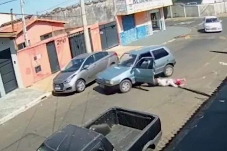 homem cai do Carro