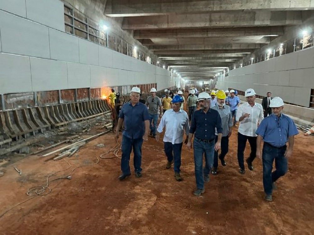 Governador Ibaneis Rocha visita obra do Túnel de Taguatinga