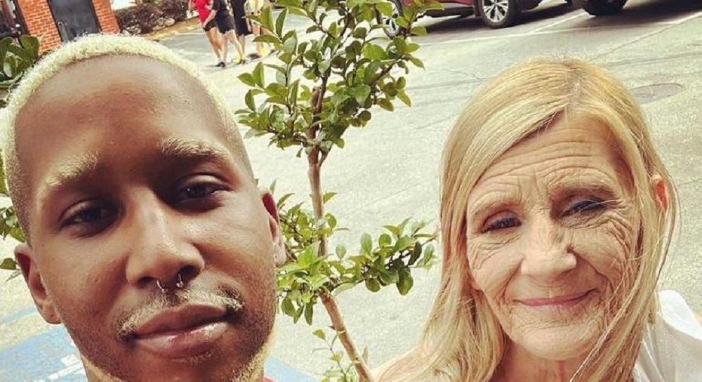 Marido 37 anos mais novo que mulher muda visual e é atacado: ‘quer ficar parecido com ela’