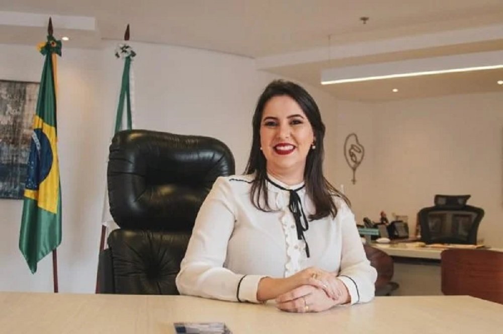 Nova secretária faz parceria com bombeiros para pôr fim à fila do Cras