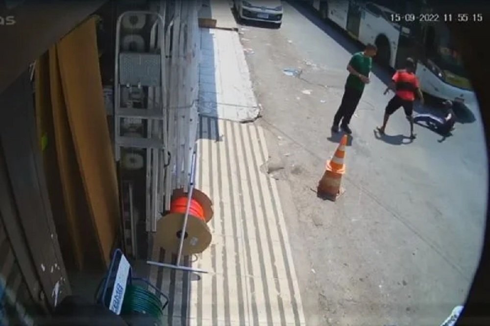 Vídeo: homem empurra colega e ônibus freia pouco antes de atropelar vítima