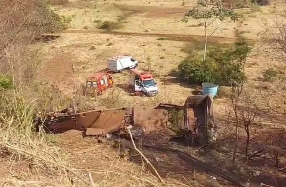 Casal e criança da mesma família morrem após carreta cair em barranco