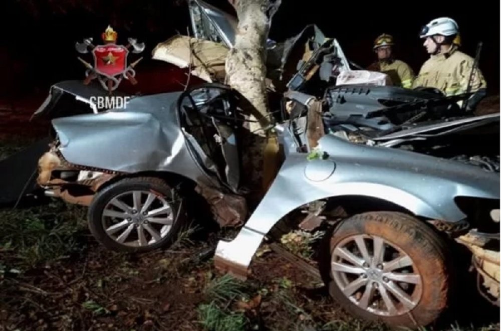 Homem de 35 anos morre após bater carro em árvore no DF