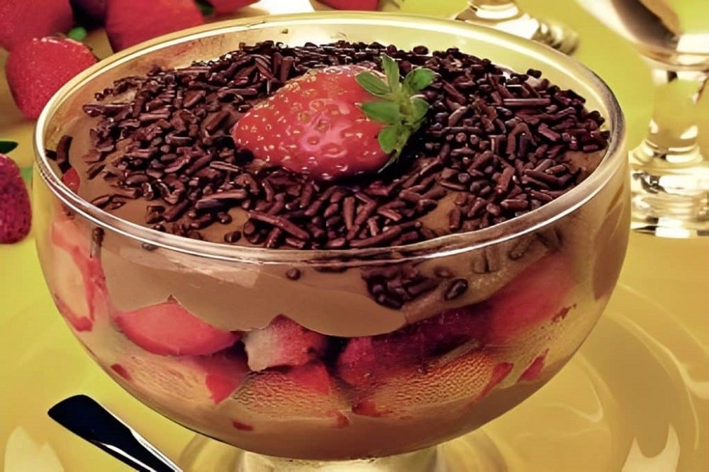Mousse de chocolate com morango perfeito para o natal
