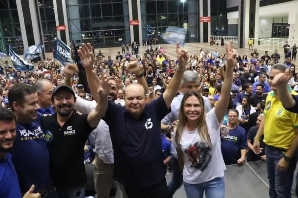 Ibaneis faz história e é o primeiro governador reeleito em 1º turno no DF