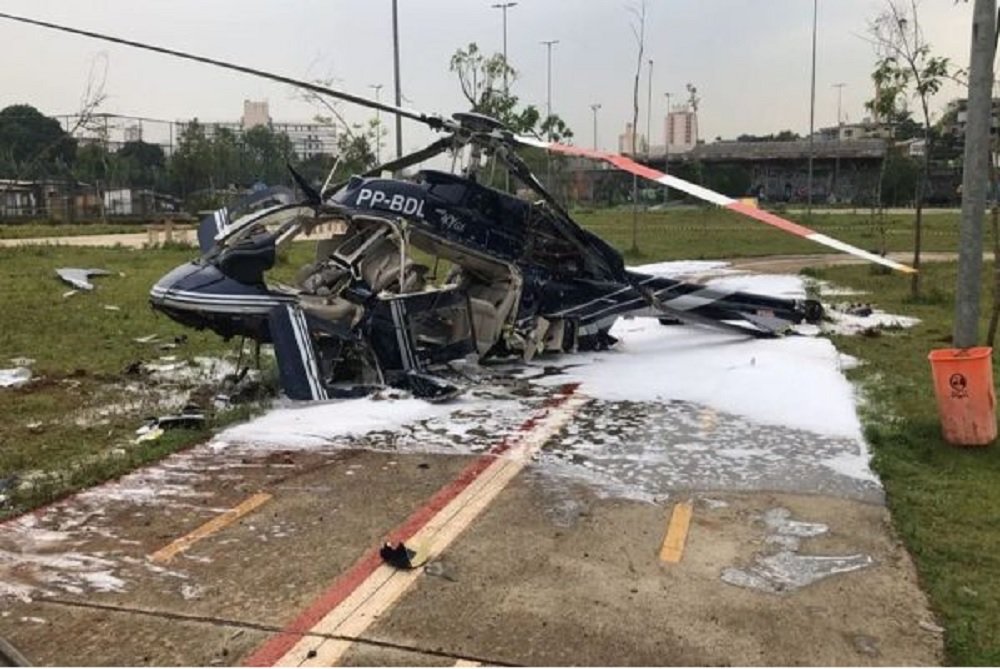 Helicóptero cai com duas pessoas a bordo em parque de São Paulo