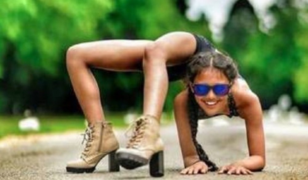 Jovem elástica! Garota de 14 anos quebra recorde com movimentos bizarros com a coluna