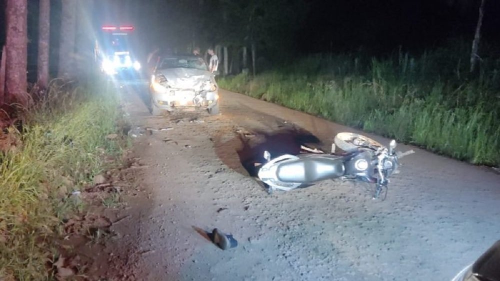 FOTOS: Motociclista ‘voa’ e fica gravemente ferido após acidente no interior de SC