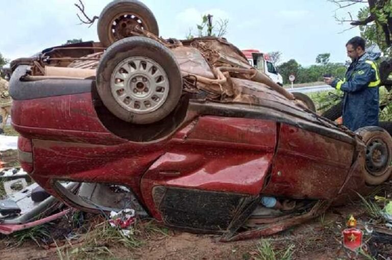 carro-capota-apos-colidir-em-arvore-em-planaltina-23102022114520076