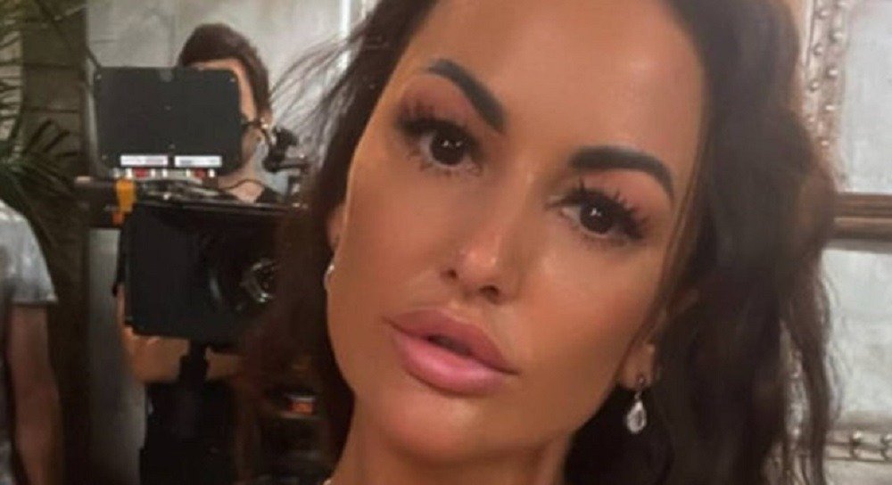 Estrela de reality flagra traição de namorado com a madrasta
