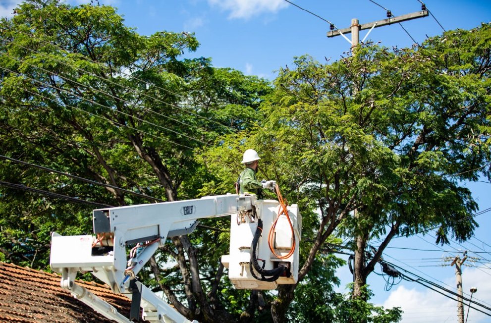 Áreas de três regiões ficam sem luz nesta quarta, para serviços na rede