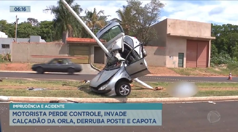 Grave Acidente- Motorista morre após perder controle e atingir poste