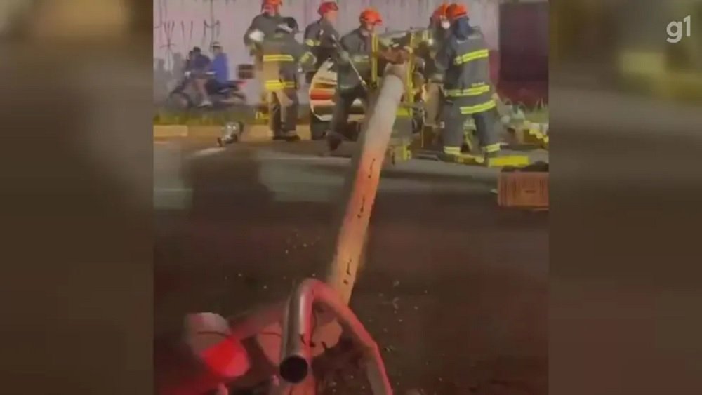 VÍDEO – Motorista morre após poste esmagar carro durante acidente no litoral de SP