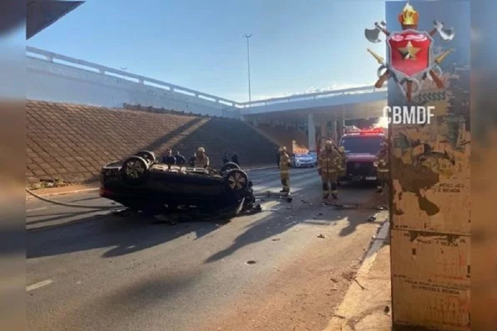 Carro perde o controle, derruba poste e cai em vala na Asa Sul