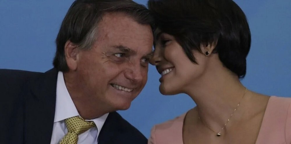 Após rumores de crise no casamento, Michelle se declara a Bolsonaro: “Meu galego lindo”