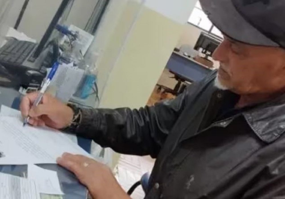 Homem que vivia nas ruas passa em concurso, assume cargo em prefeitura e agradece