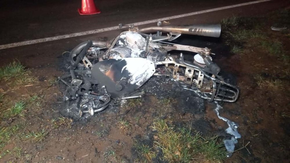 Saveiro fez ultrapassagem “colado” em outro carro em acidente que matou motociclista