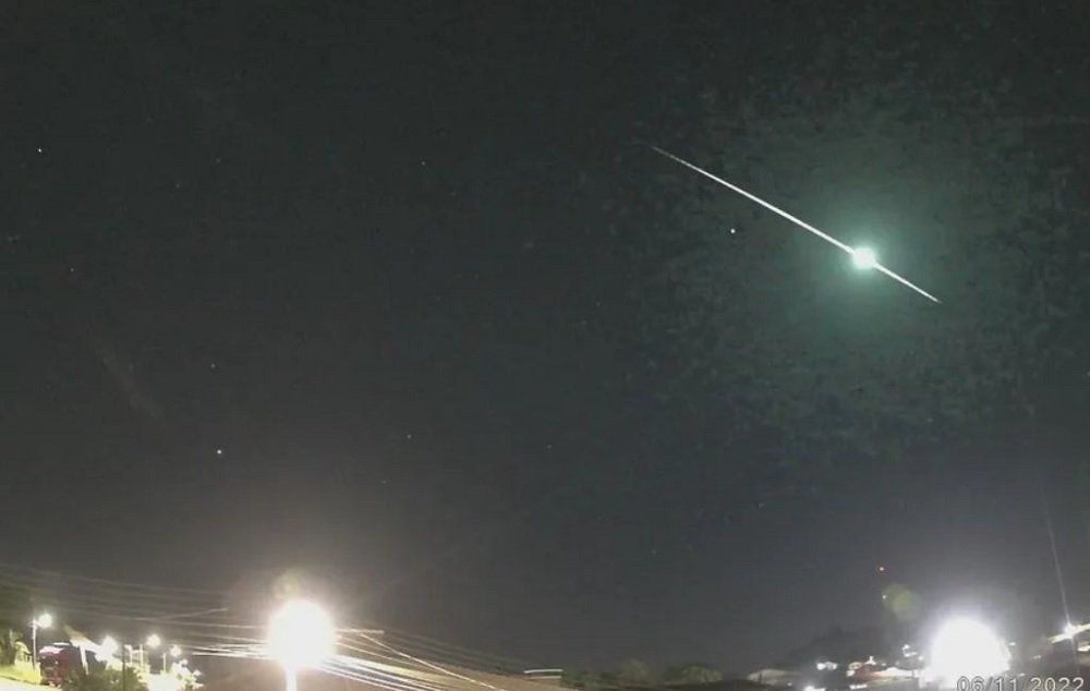 VÍDEO: Meteoro explosivo a 147 km/h cruza céu de SC