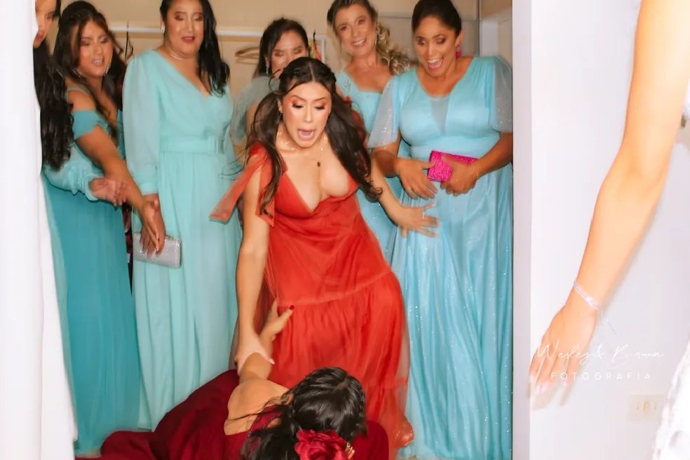 Mãe desmaia ao ver filha vestida de noiva e vídeo viraliza nas redes sociais