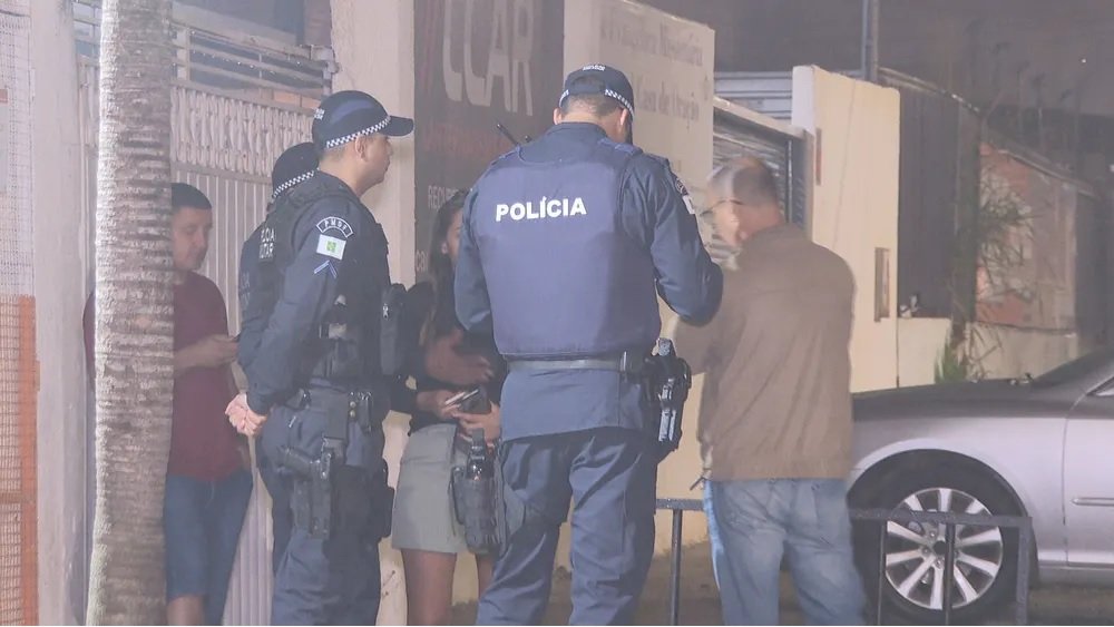 Homem tem parada cardíaca e morre após agredir esposa grávida e ser contido por PMs, no Gama, no DF