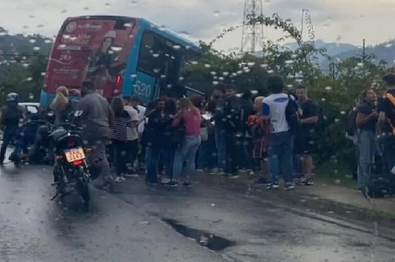 Onibus fica dependurado em ponte
