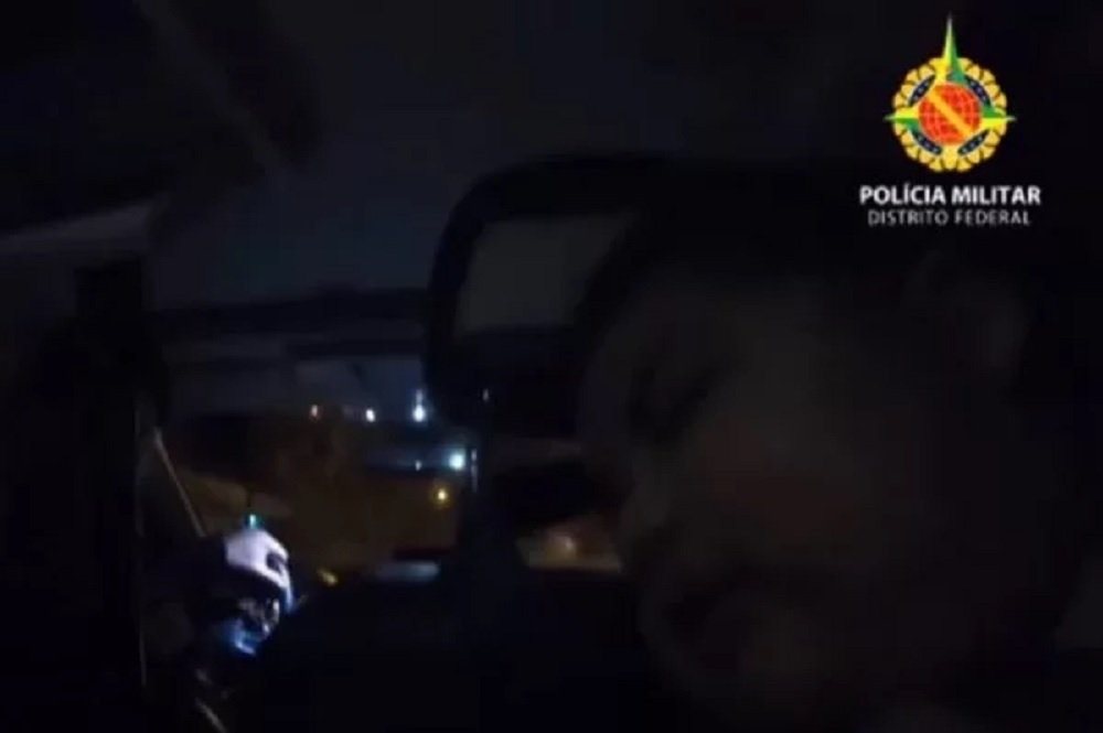 Vídeo angustiante: desesperada, mãe grita e PMs salvam bebê engasgado