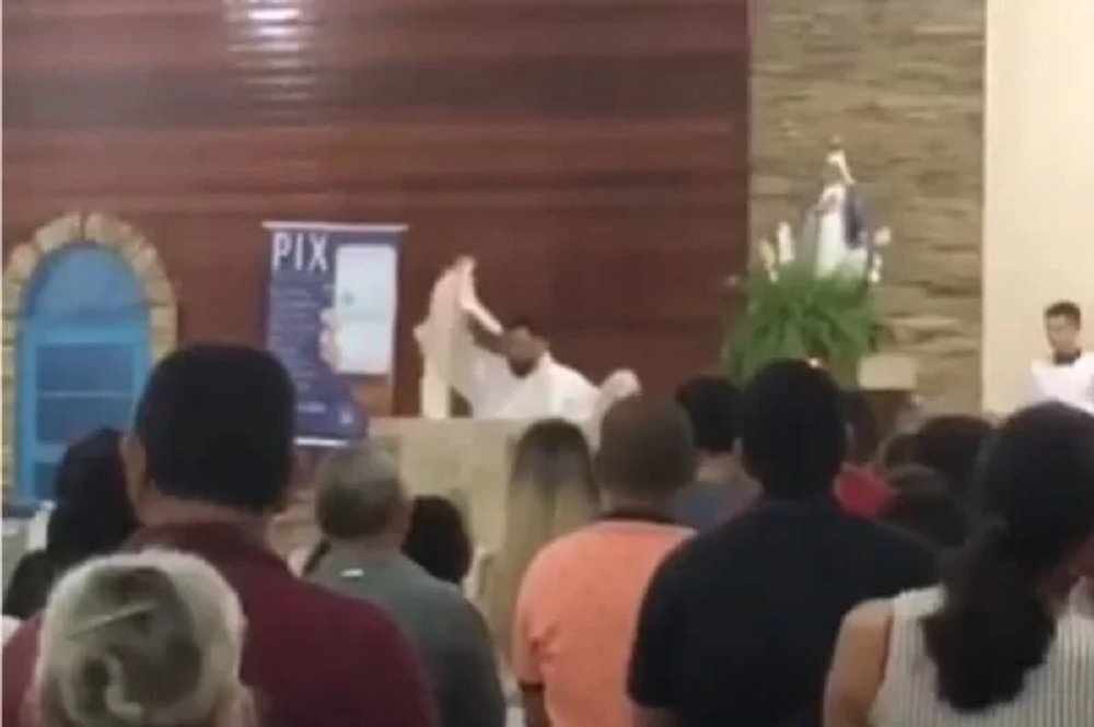 Vídeo: padre tira batina e abandona missa após discussão política