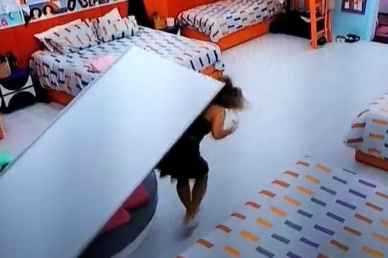 Porta cai na cabeça de participante de reality show