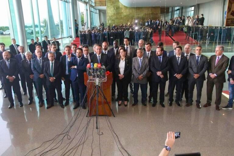 Presidente Jair Bolsonaro, acompanhado de vários ministros, fala com a imprensa no Palácio da Alvorada