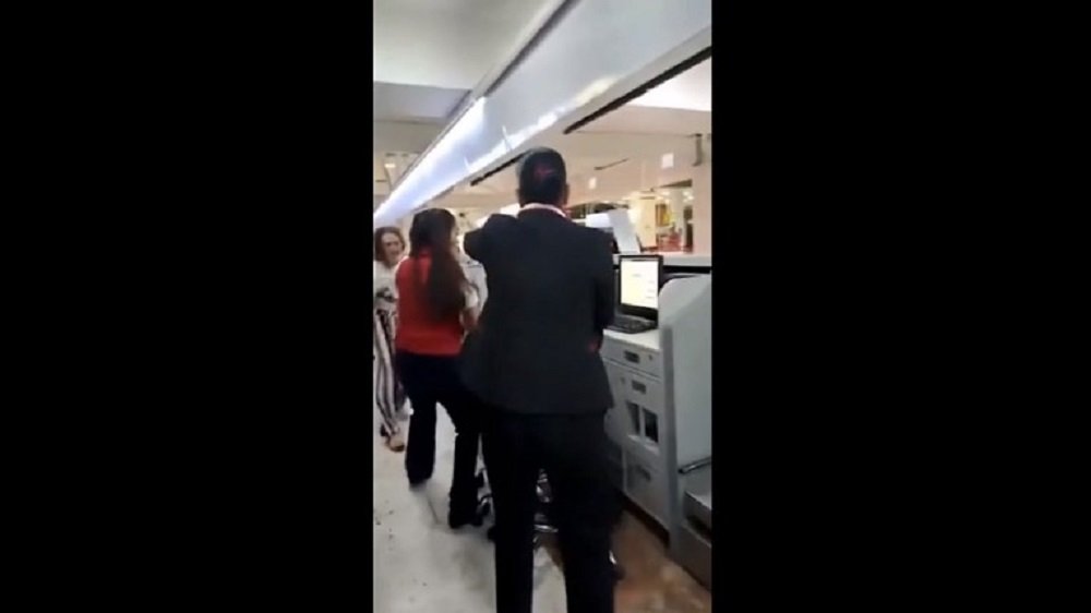 VÍDEO – Mulher tem ataque de fúria e destrói balcão de companhia aérea