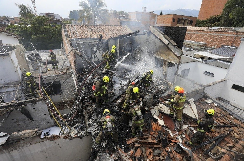 Avião cai em Medellín, na Colômbia, e deixa ao menos 8 mortos