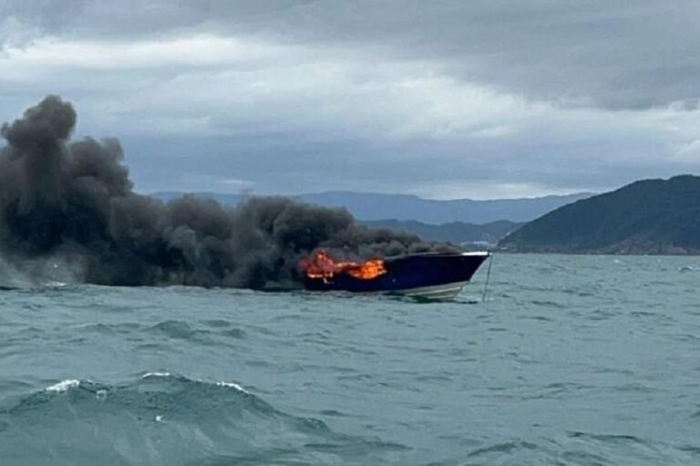 barco-incendio-guaruja-19112022175302425