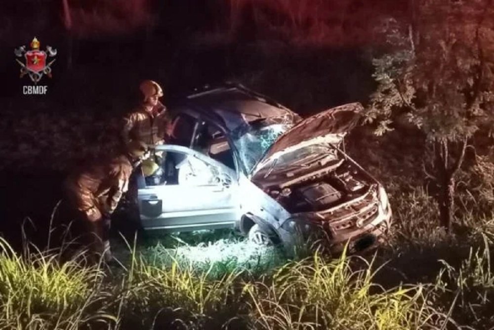Fotos: veículo capota e duas pessoas ficam feridas na DF-250