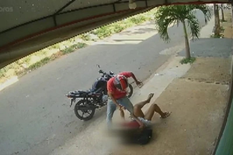 Vídeo -Assaltante dá rasteira em mulher para roubar celular em Goiás
