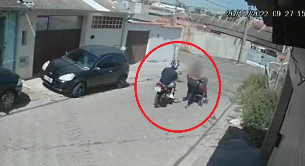 Vídeo: motociclista abusa de vítimas e gera pânico em cidade do interior de São Paulo